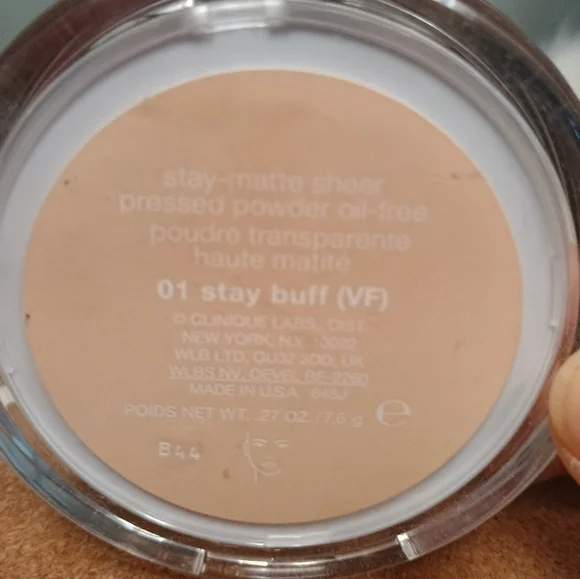 Clinique Pressed Powder- Stay Buff 01 - Picture 2 of 3